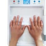 Dispositivo de iontoforesis para tratar la hiperhidrosis